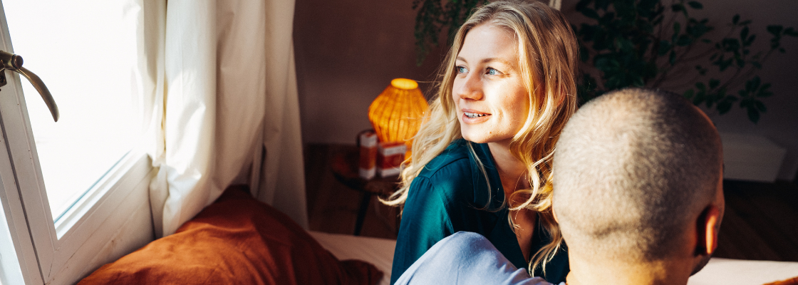 Vrouw kijkt uit het raam